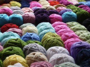 Lots of coloured yarn skiens